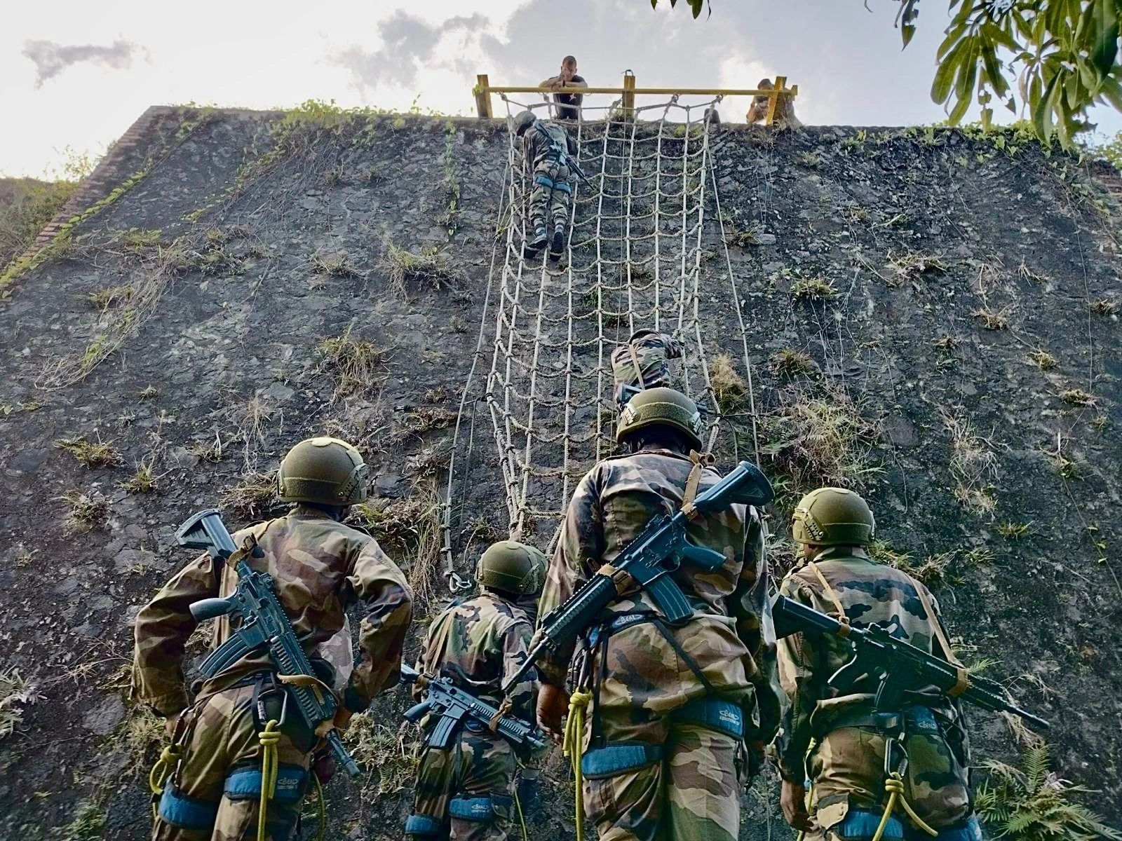 Forces armées d’Haïti (FAd’H). Forces armées d’Haïti (FAd’H).