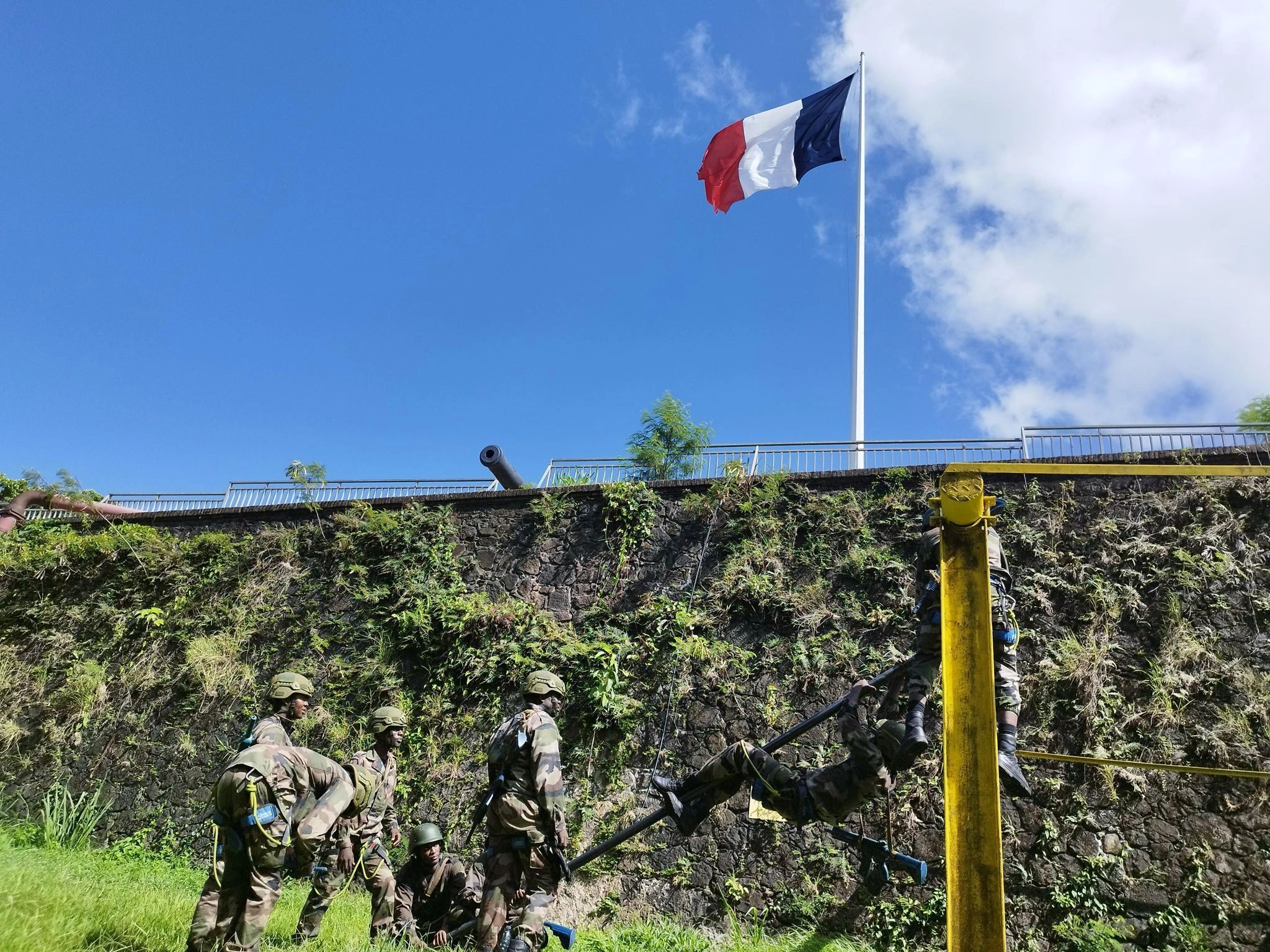 Forces armées d’Haïti (FAd’H). Forces armées d’Haïti (FAd’H).